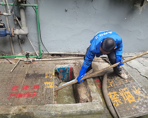 玉泉街道清掏化粪池